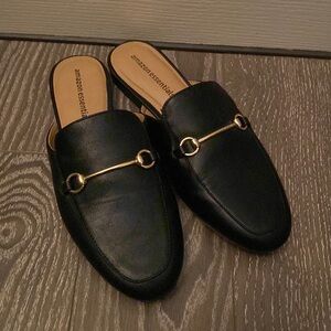 Black slippers US8